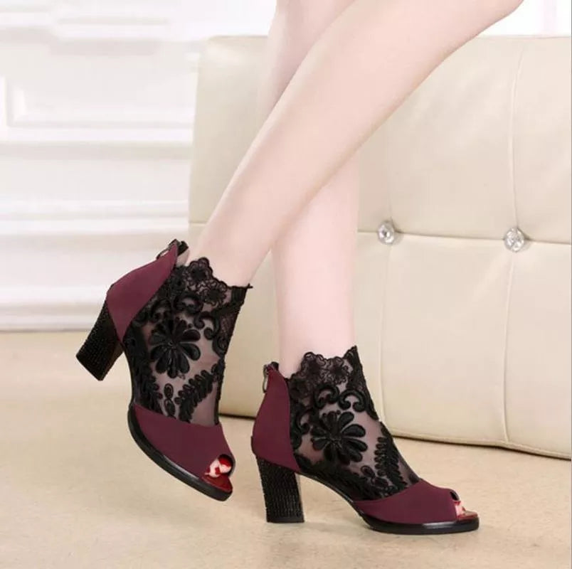 WOMEN'S ANKLE BOOTS WITH ELEGANT DESIGN