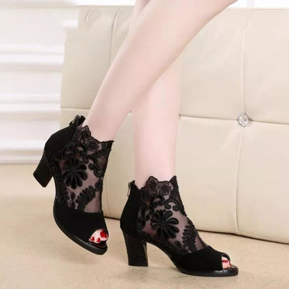WOMEN'S ANKLE BOOTS WITH ELEGANT DESIGN